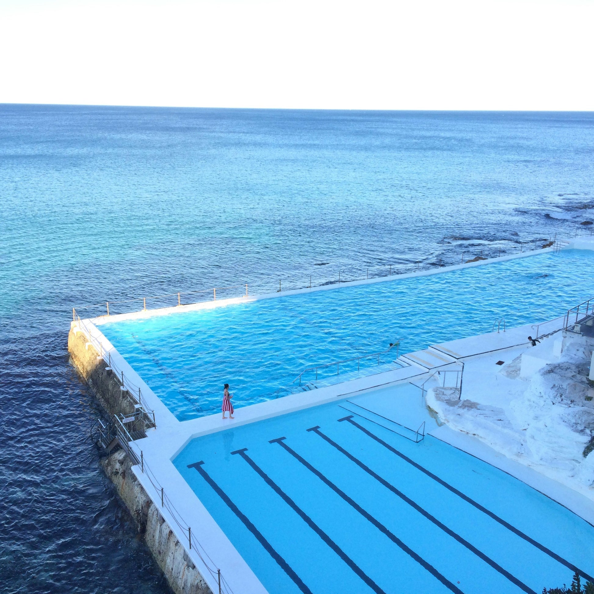  Swimmers at the famous Bondi Icebergs pool, instantly share your Australia travel moments on social media with our high-speed data plan.