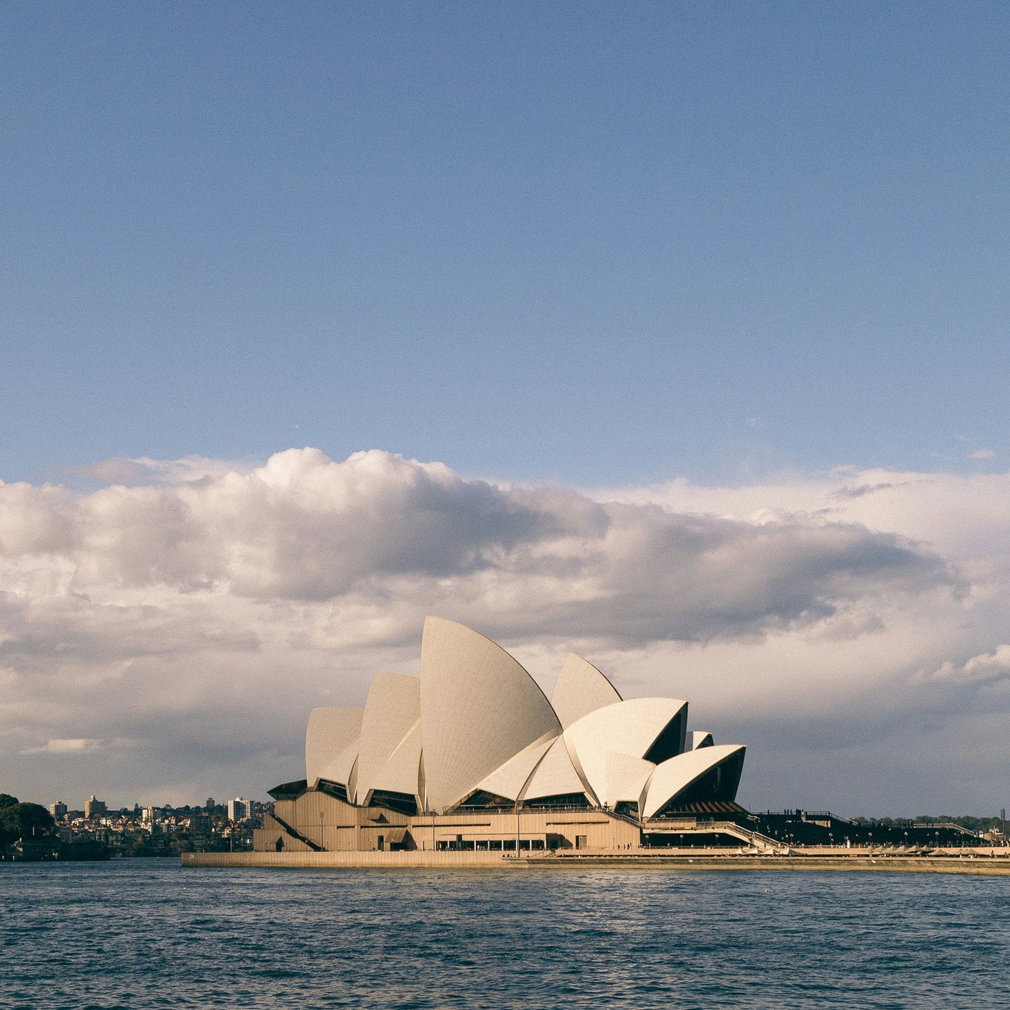  View of the Sydney Opera House and Harbour Bridge, showcasing reliable 5G eSIM coverage in major Australian cities.