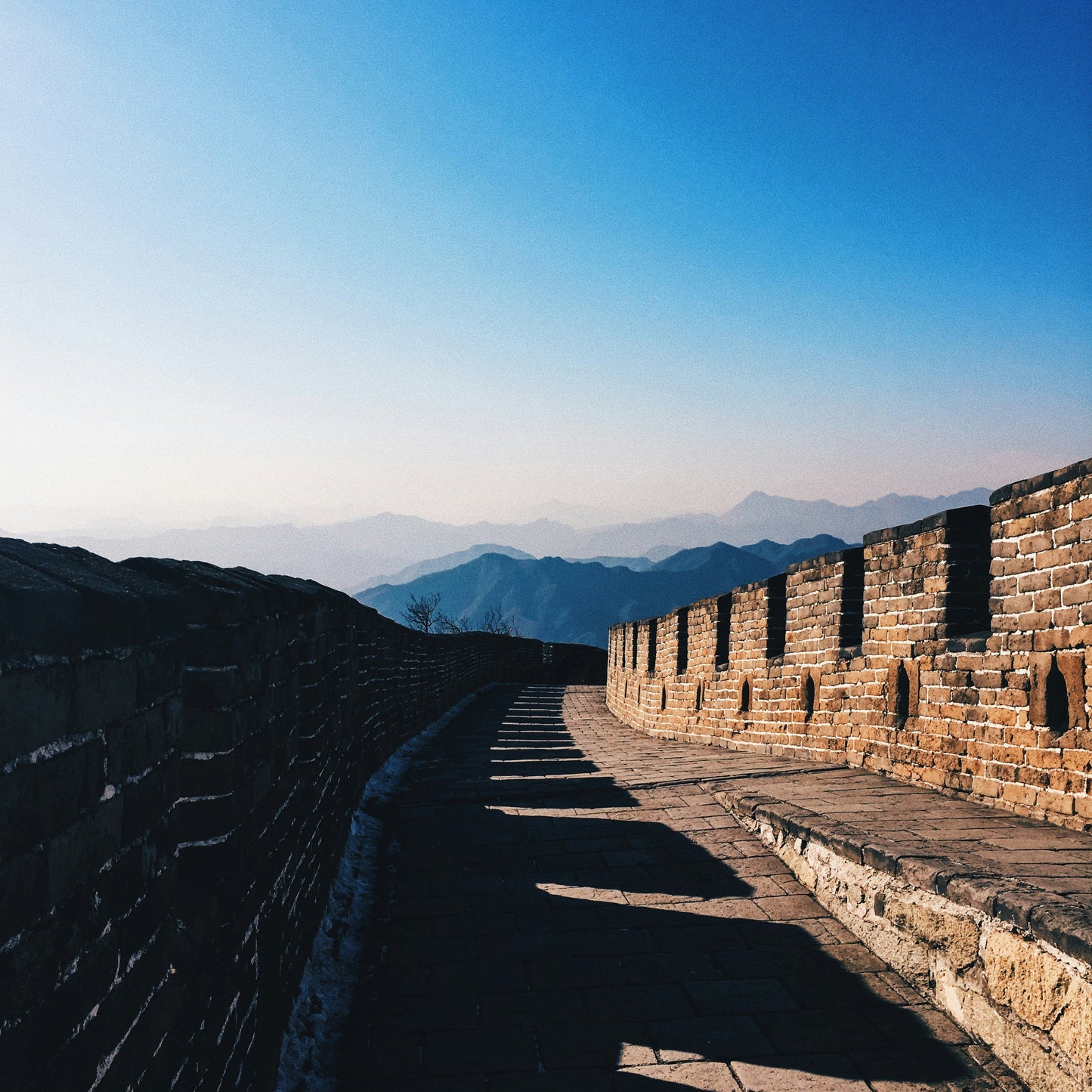  The Great Wall of China winding through the mountains, stay connected with unrestricted internet access using our China eSIM.